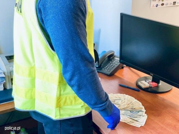 Policjanci zatrzymali oszustów, którzy stosowali metodę "na BLIK-a"