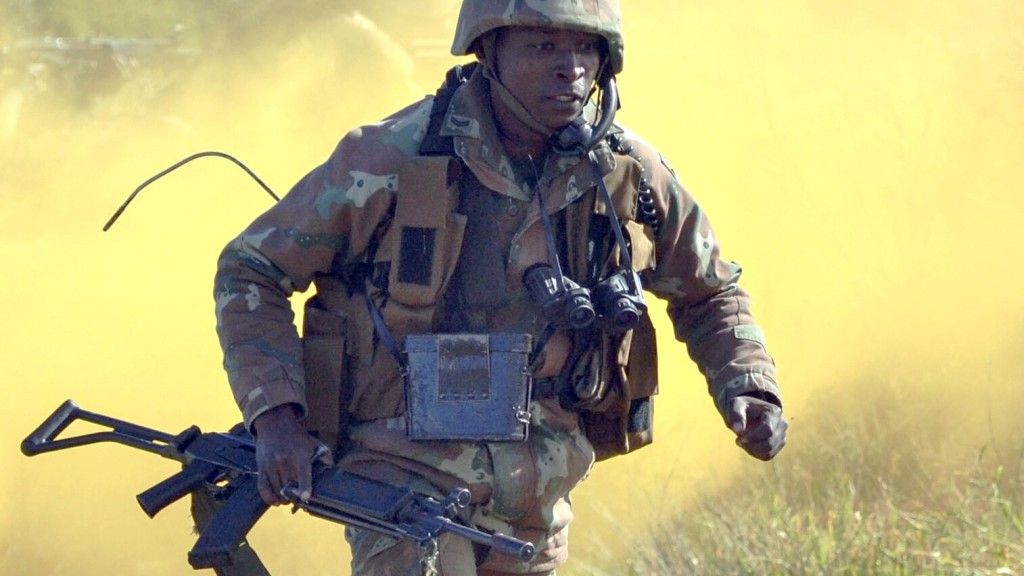 Żołnierz RPA na ćwiczeniach z partnerami zagranicznymi, zdjęcie poglądowe