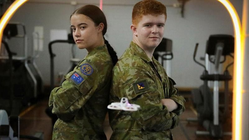 Członkowie zespołu wyścigowego kadetów armii australijskiej, którzy szkolili się pod okiem najlepszych operatorów „sportowych dronów” w Gallipoli Barracks w Enoggera w stanie Queensland w Australii