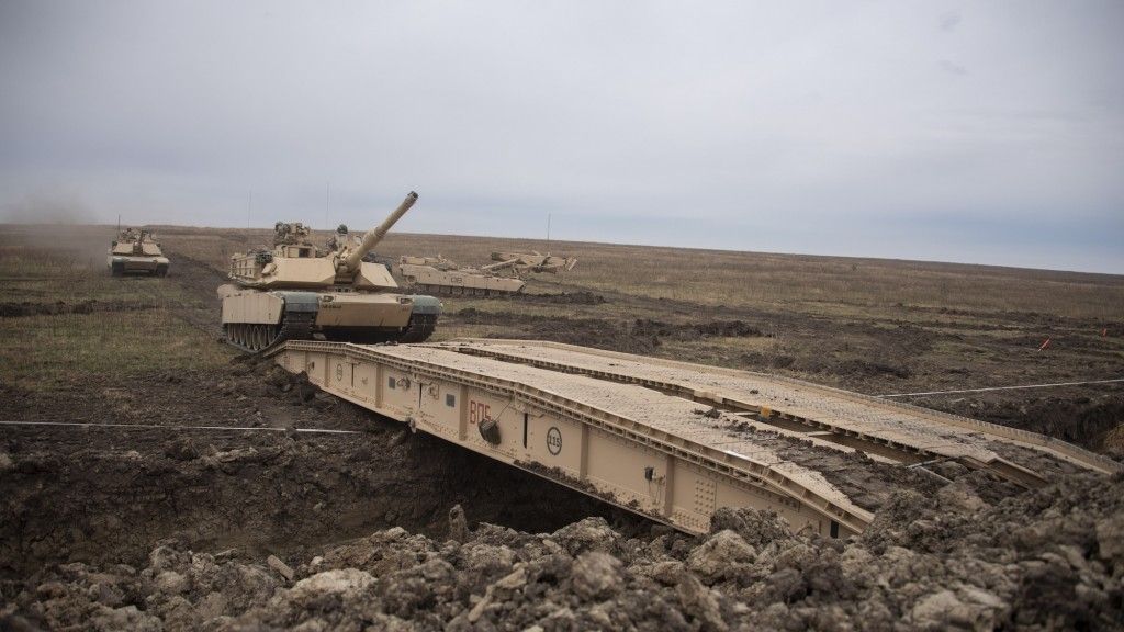 Czołg Abrams podczas pokonywania przeszkody terenowej