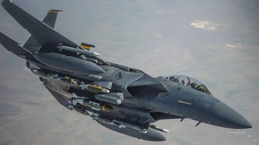 Obładowany bombami kierowanymi JDAM samolot F-15E Strike Eagle w locie.