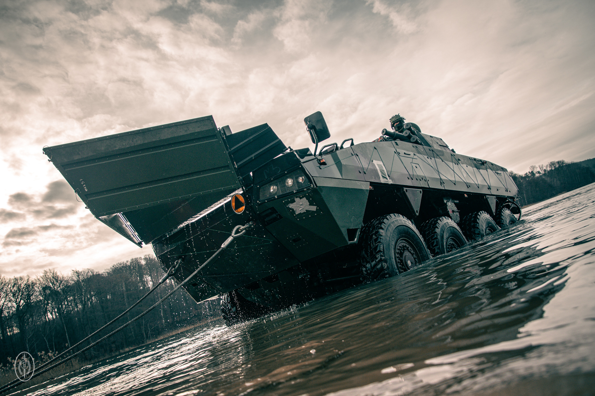 Rosomaki pływają przed Dragonem