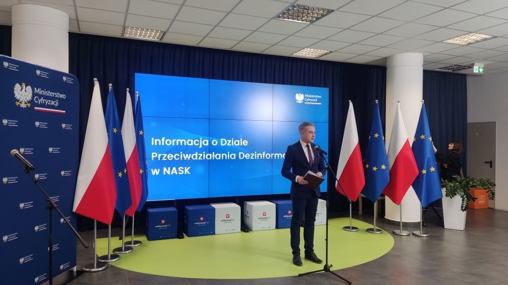 Wicepremier Krzysztof Gawkowski podczas konferencji dotyczącej działalności Działu Przeciwdziałania Dezinformacji w NASK.