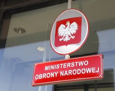 Tablica przy wejściu do siedziby MON