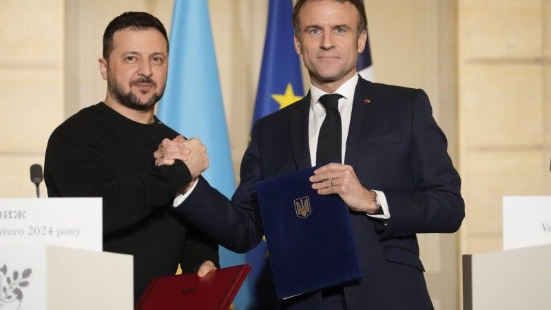 Prezydenci Francji i Ukrainy po podpisaniu porozumienia w dziedzinie bezpieczeństwa.