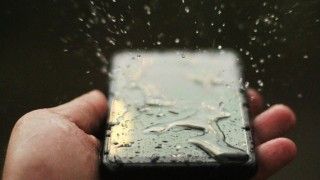 Telefon i woda. Co zrobić, aby nie doprowadzić do większej awarii?