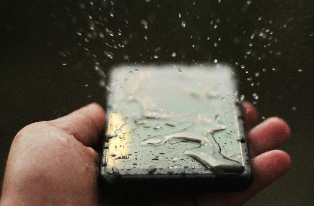 Zalany telefon? Wiemy, czego na pewno nie warto robić