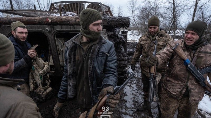 Załogi bojowych wozów piechoty BMP-2 z ukraińskiej 93 Samodzielnej Brygady Zmechanizowanej "Chołodnyj Jar" szykują się do działań bojowych w okolicach Bachmutu.