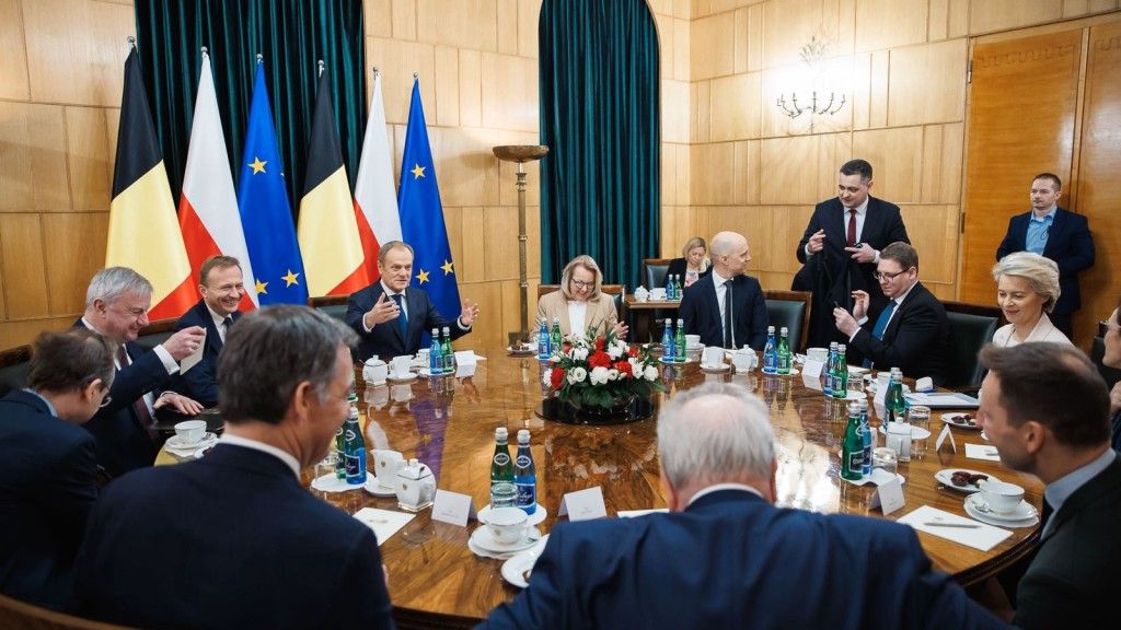Donald Tusk, Ursula von der Leyen i Alexander De Croo podczas wizyty w Warszawie 23.02.2024