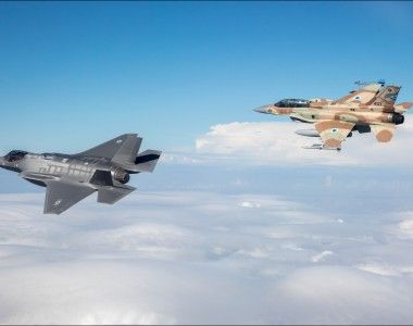 Izraelskie samoloty bojowe F-16I Sufa oraz F-35I Adir.