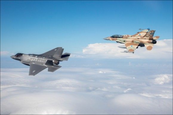 Izraelskie samoloty bojowe F-16I Sufa oraz F-35I Adir.