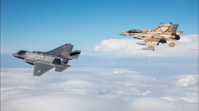 Izraelskie samoloty bojowe F-16I Sufa oraz F-35I Adir.