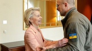 Przewodnicząca Komisji Europejskiej Ursula von der Leyen i premier Ukrainy Denys Szmyhal.