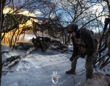 Artylerzyści z ukraińskiej 93 Samodzielnej Brygady Zmechanizowanej "Chołodnyj Jar" oddają strzał z 85 mm dywizyjnej armaty przeciwpancernej wz. 44 (D-44).