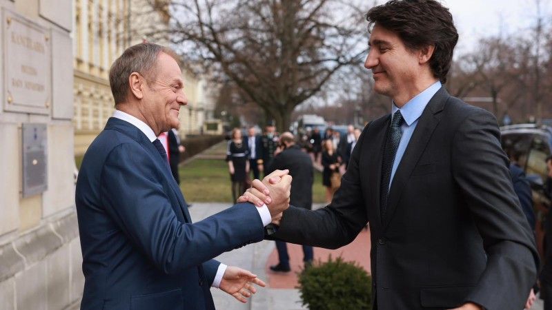 Donald Tusk i Justin Trudeau ściskają ręce podczas wizyty w Warszawie