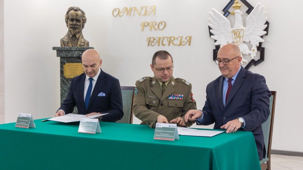 Porozumienie podpisali przedstawiciele Wojskowej Akademi Technicznej i Wojskowych Zakładów Łączności 1.