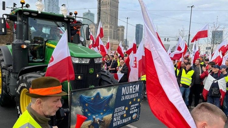 protestujący rolnicy pod Pałacem Kultury i Nauki w Warszawie. Na ciągniku widnieje napis: Jestem rolnikiem, nie niewolnikiem, Zielony Ład równa się głód