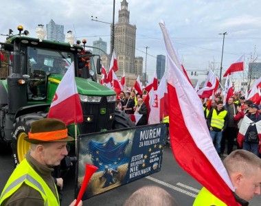 protestujący rolnicy pod Pałacem Kultury i Nauki w Warszawie. Na ciągniku widnieje napis: Jestem rolnikiem, nie niewolnikiem, Zielony Ład równa się głód