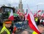 protestujący rolnicy pod Pałacem Kultury i Nauki w Warszawie. Na ciągniku widnieje napis: Jestem rolnikiem, nie niewolnikiem, Zielony Ład równa się głód