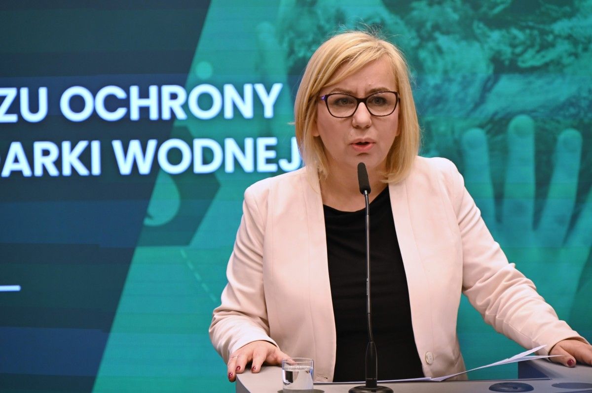 Koalicja broni minister, ale pytań nie ubywa. Wotum dla Hennig-Kloski pod koniec miesiąca