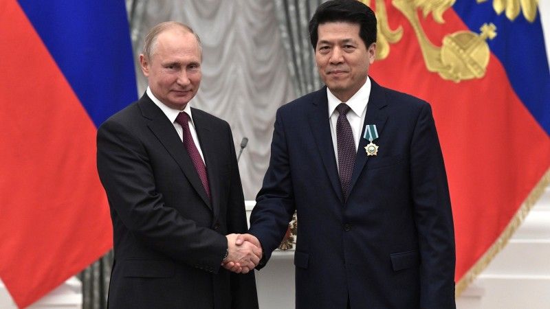 Li Hui i Władimir Putin podczas ceremonii wręczenia Orderu Przyjaźni w 2019