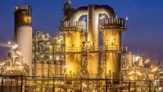 Duży, przemysłowy zakład chemiczny oświetlony w nocy