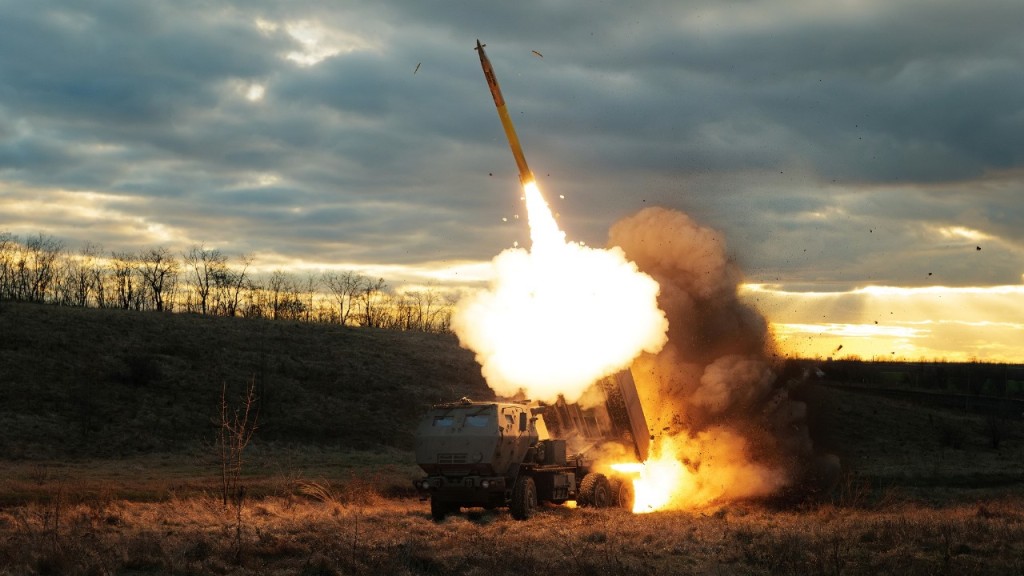 HIMARS atakuje działa samobieżne z Korei Północnej