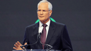 Darren Woods przemawia z mównicy