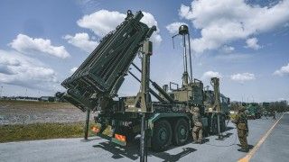 Prezentacja jednostki ogniowej (wyrzutni) przeciwlotniczego zestawu rakietowego Mała Narew na podwoziu Jelcz 882.