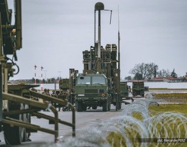 Prezentacja jednostki ogniowej (wyrzutni) przeciwlotniczego zestawu rakietowego Mała Narew na podwoziu Jelcz 882.