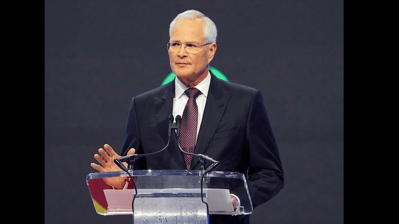 Darren Woods przemawia z mównicy