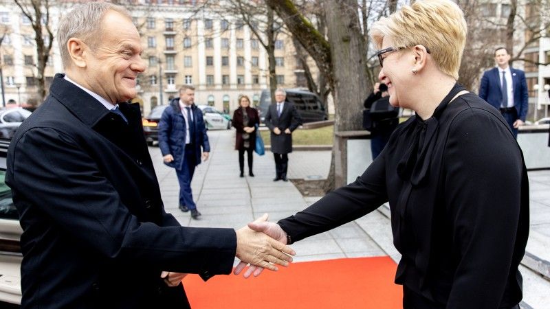 Donald Tusk wita się z premierką Litwy Ingridą Šimonytė