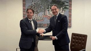 Michel Heijdra, dyrektor generalny ds. klimatu i energii w holenderskim Ministerstwie Gospodarki i Polityki Klimatycznej (po lewej), z Eliasem Gedeonem, starszym wiceprezesem Westinghouse ds. działalności komercyjnej w zakresie systemów energetycznych