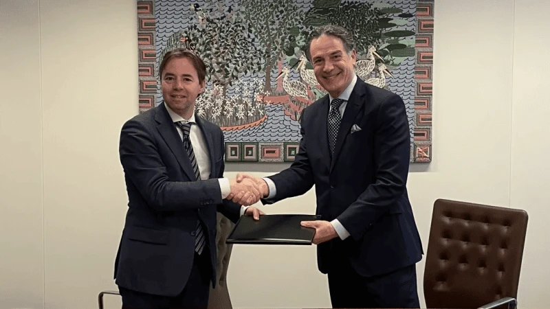Michel Heijdra, dyrektor generalny ds. klimatu i energii w holenderskim Ministerstwie Gospodarki i Polityki Klimatycznej (po lewej), z Eliasem Gedeonem, starszym wiceprezesem Westinghouse ds. działalności komercyjnej w zakresie systemów energetycznych