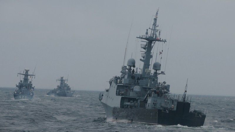 Od prawej dozorowiec ORP Kaszub (240) oraz małe okręty rakietowe ORP Piorun (422) i ORP Orkan (421).