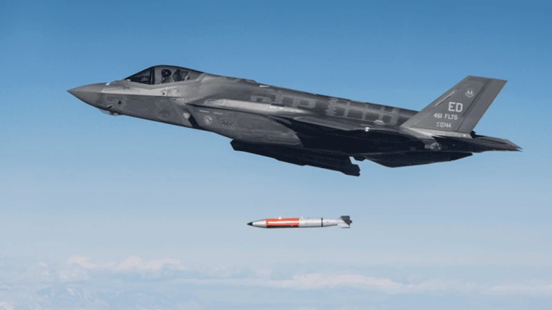 F-35 zrzuca makietę bomby B61-12