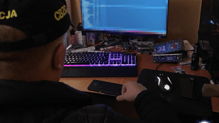 Cyberpolicja codziennie śledzi działania oszustów w sieci