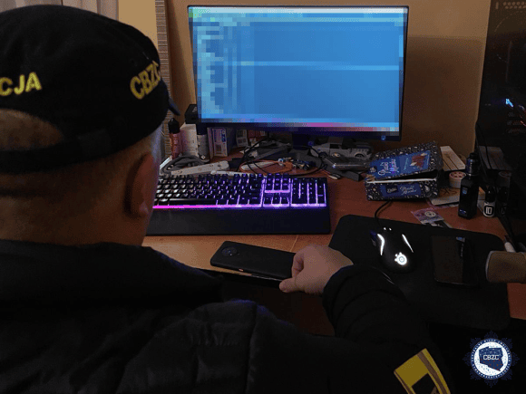 Cyberpolicja codziennie śledzi działania oszustów w sieci