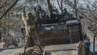 Polski czołg K2 Black Panther wspina się na amerykański most towarzyszący HASB podczas ćwiczeń Dragon-24.