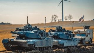 Należące do 1 Warszawskiej Brygady Pancernej czołgi M1A1 Abrams na ćwiczeniach Dragon-24.