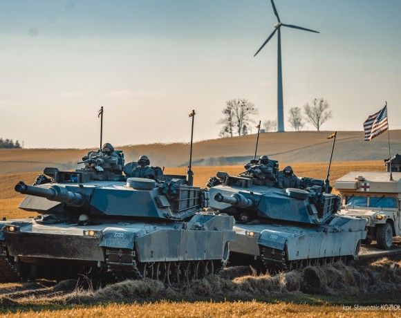 Należące do 1 Warszawskiej Brygady Pancernej czołgi M1A1 Abrams na ćwiczeniach Dragon-24.