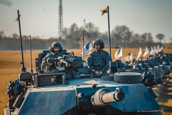 Należące do 1 Warszawskiej Brygady Pancernej czołgi M1A1 Abrams na ćwiczeniach Dragon-24.
