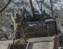 Polski czołg K2 Black Panther wspina się na amerykański most towarzyszący HASB podczas ćwiczeń Dragon-24.