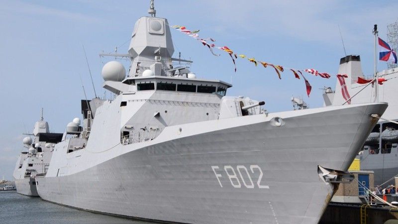 Największymi okrętami eskortowych sił morskich Niderlandów są fregaty przeciwlotnicze typu LCF. Na zdjęciu prototypowa jednostka De Zeven Provinciën (F802).