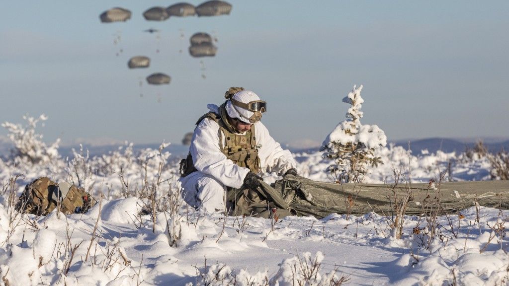 Ćwiczenia 11. dywizji powietrznodesantowej na Alasce