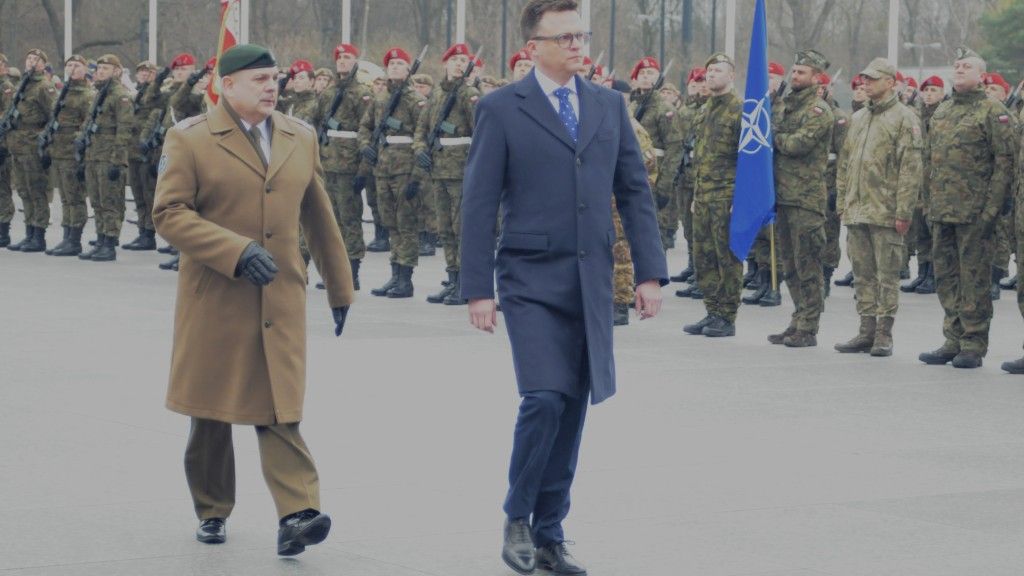Marszałek Sejmu Szymon Hołownia i szef SGWP gen. Wiesław Kukuła na apelu z okazji 25-lecia Polski w NATO