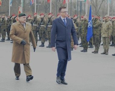 Marszałek Sejmu Szymon Hołownia i szef SGWP gen. Wiesław Kukuła na apelu z okazji 25-lecia Polski w NATO