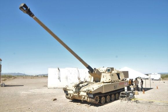 Prototyp amerykańskiej armatohaubicy samobieżnej XM1299 ERCA na poligonie Yuma Proving Ground.