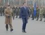 Marszałek Sejmu Szymon Hołownia i szef SGWP gen. Wiesław Kukuła na apelu z okazji 25-lecia Polski w NATO