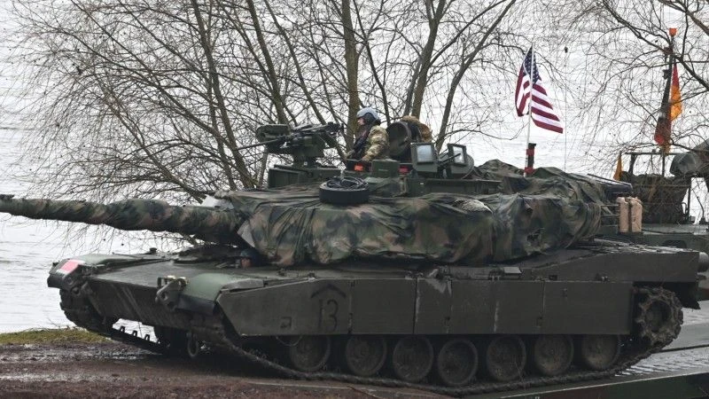 Amerykański czołg Abrams z kamuflującym pokryciem wieży i lufy
